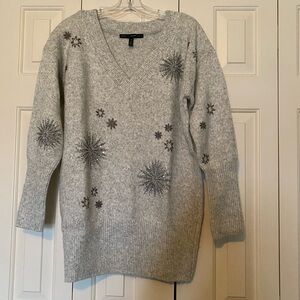 White House Black Market Light Gray V-Neck Sweater with Starburst Design